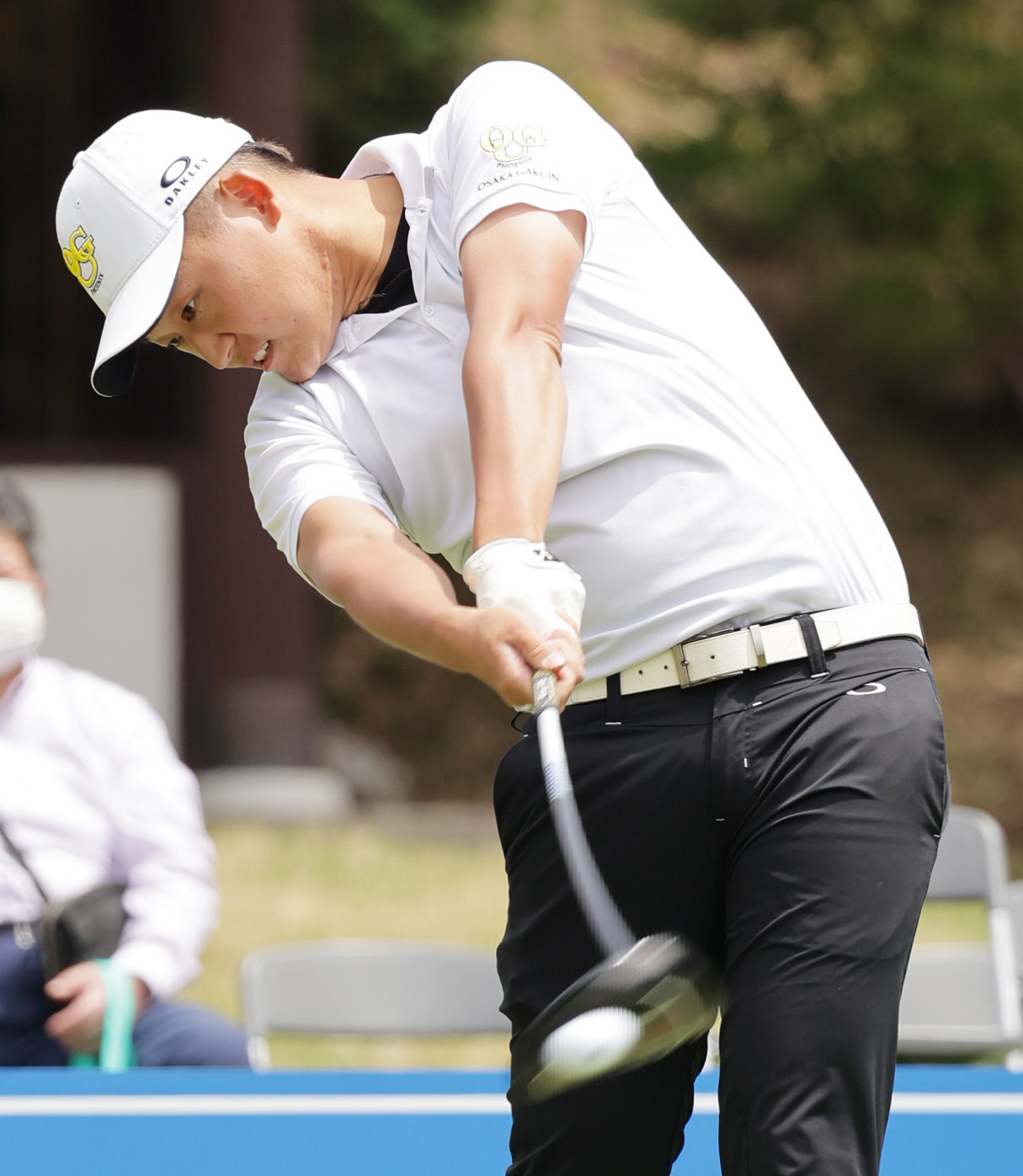 関西オープンゴルフ選手権第2日　1番、ティーショットを放つ宇喜多（撮影・清水貴仁）
