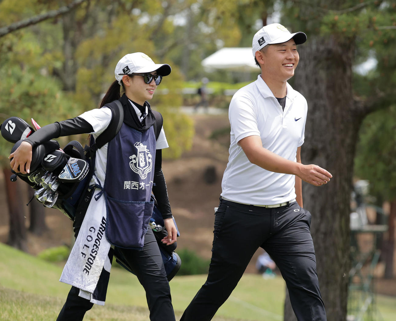 関西オープンゴルフ選手権第2日　1番、笑顔でプレーする宇喜多（撮影・清水貴仁）