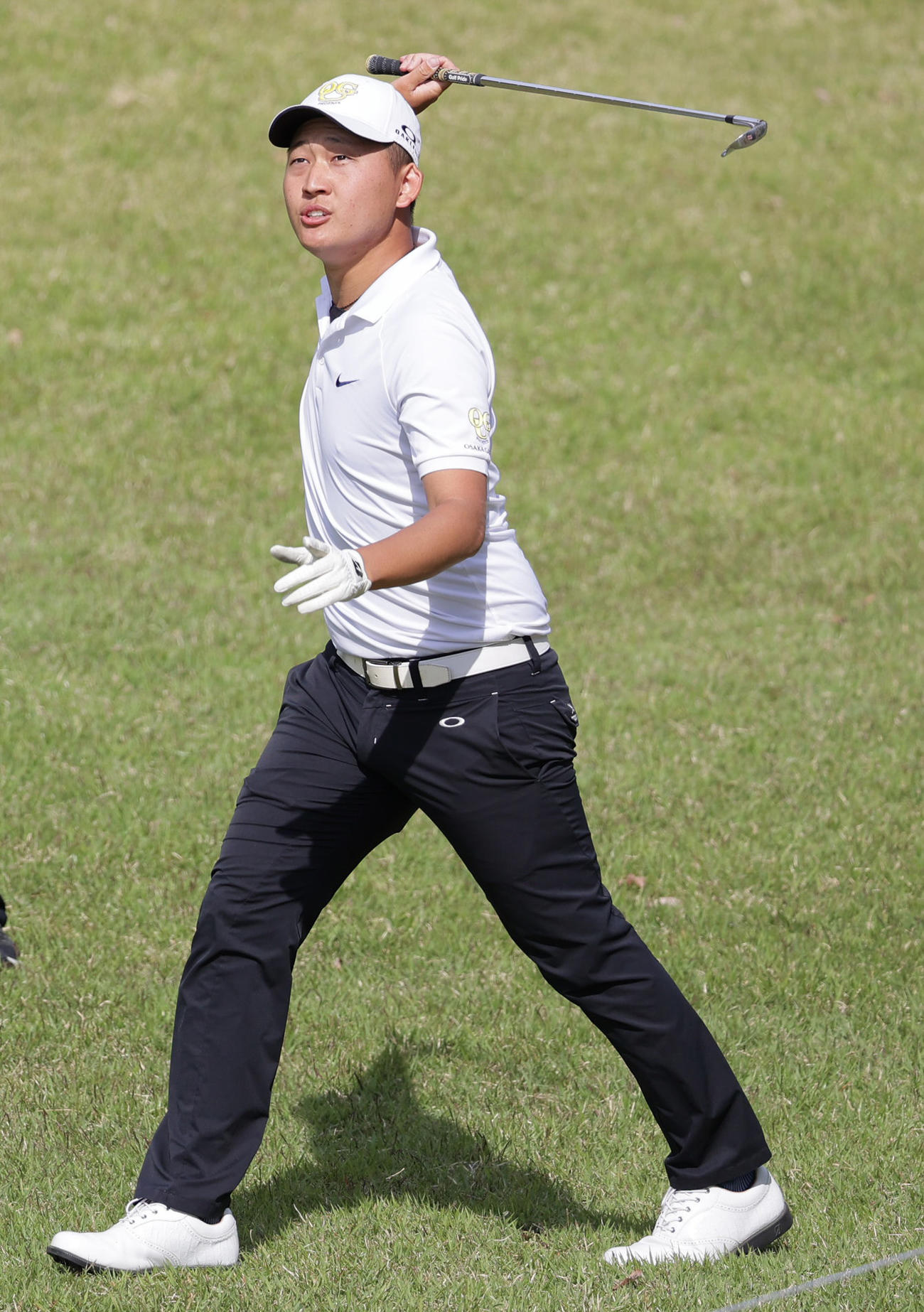 関西オープンゴルフ選手権第2日　12番、第2打を放つ宇喜多（撮影・清水貴仁）