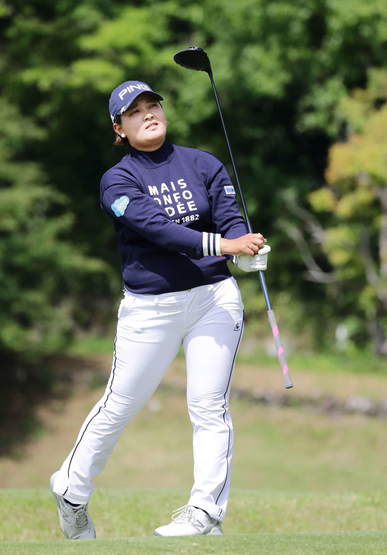5番、ティーショットを放つ鈴木（撮影・丹羽敏通）
