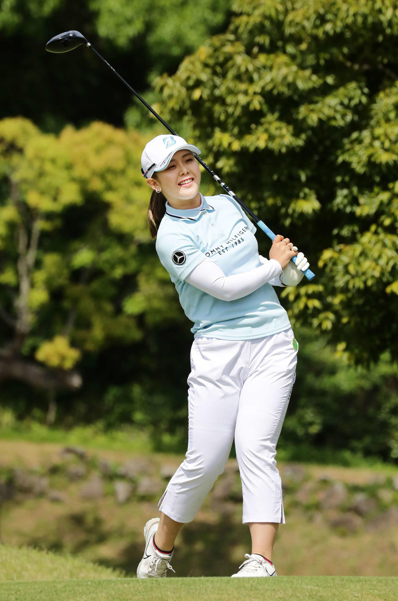 5番、ティーショットを放つ吉田（撮影・丹羽敏通）
