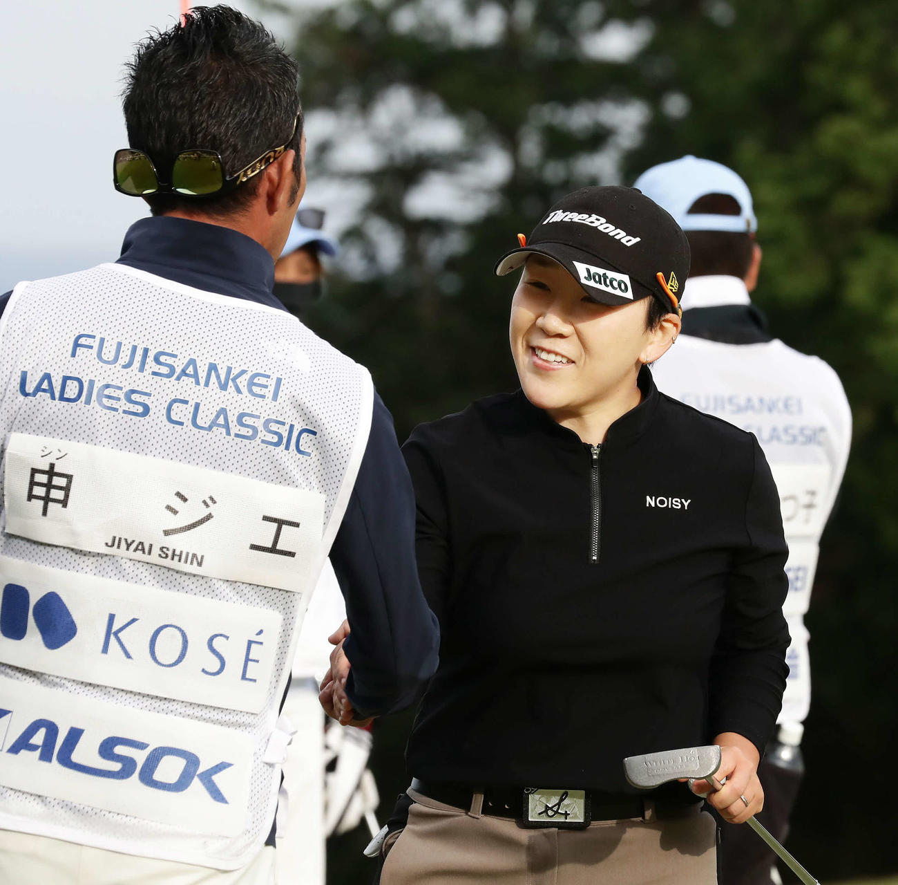 18番、首位と2打差3位タイでホールアウトした申ジエ（撮影・丹羽敏通）