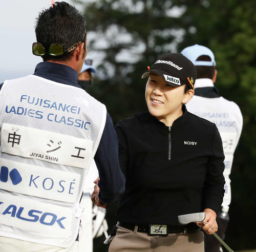 18番、首位と2打差3位タイでホールアウトした申ジエ（撮影・丹羽敏通）