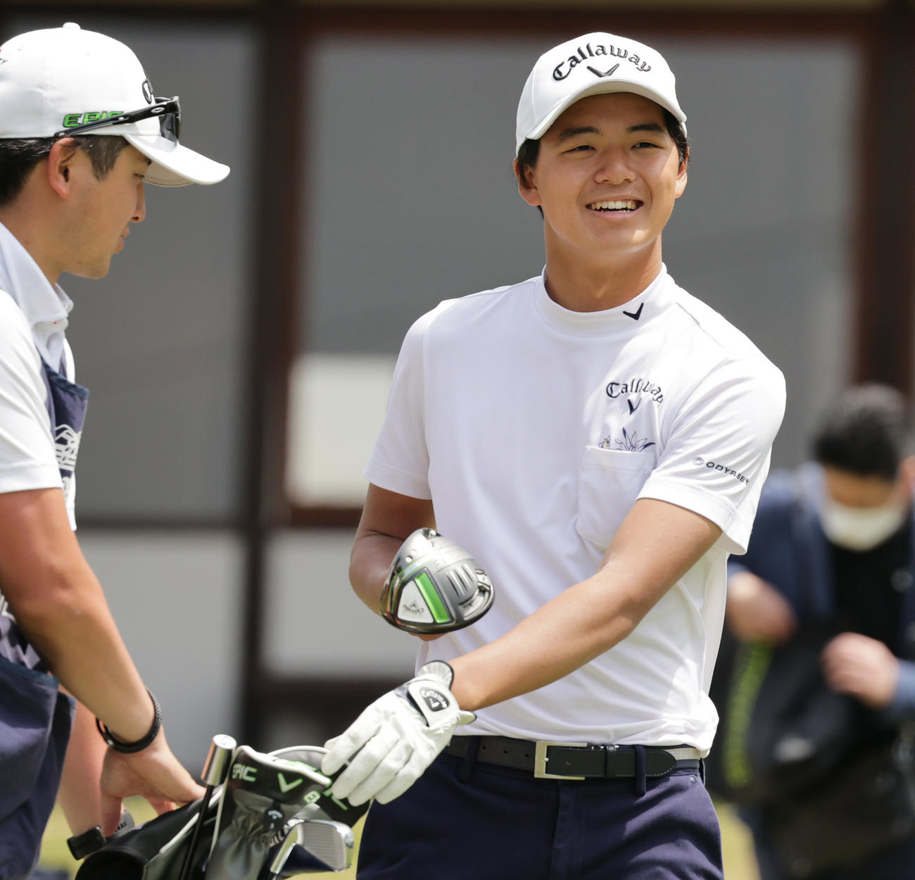 関西オープンゴルフ選手権第3日　1番、ティーグラウンドで笑顔をみせる石川航（撮影・清水貴仁）