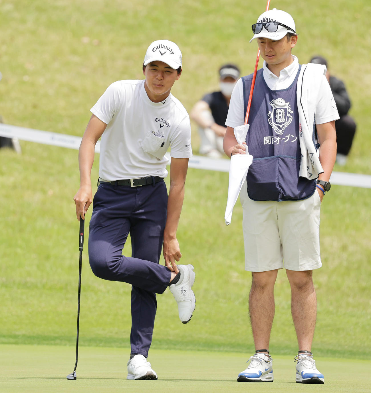 関西オープンゴルフ選手権第3日　18番、グリーン上で笑顔をみせる石川航（撮影・清水貴仁）