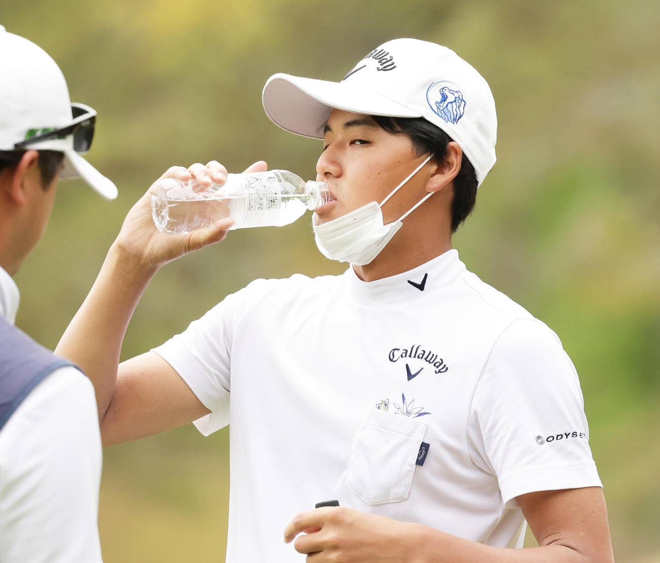 関西オープンゴルフ選手権第3日　14番、水分補給する石川航（撮影・清水貴仁）