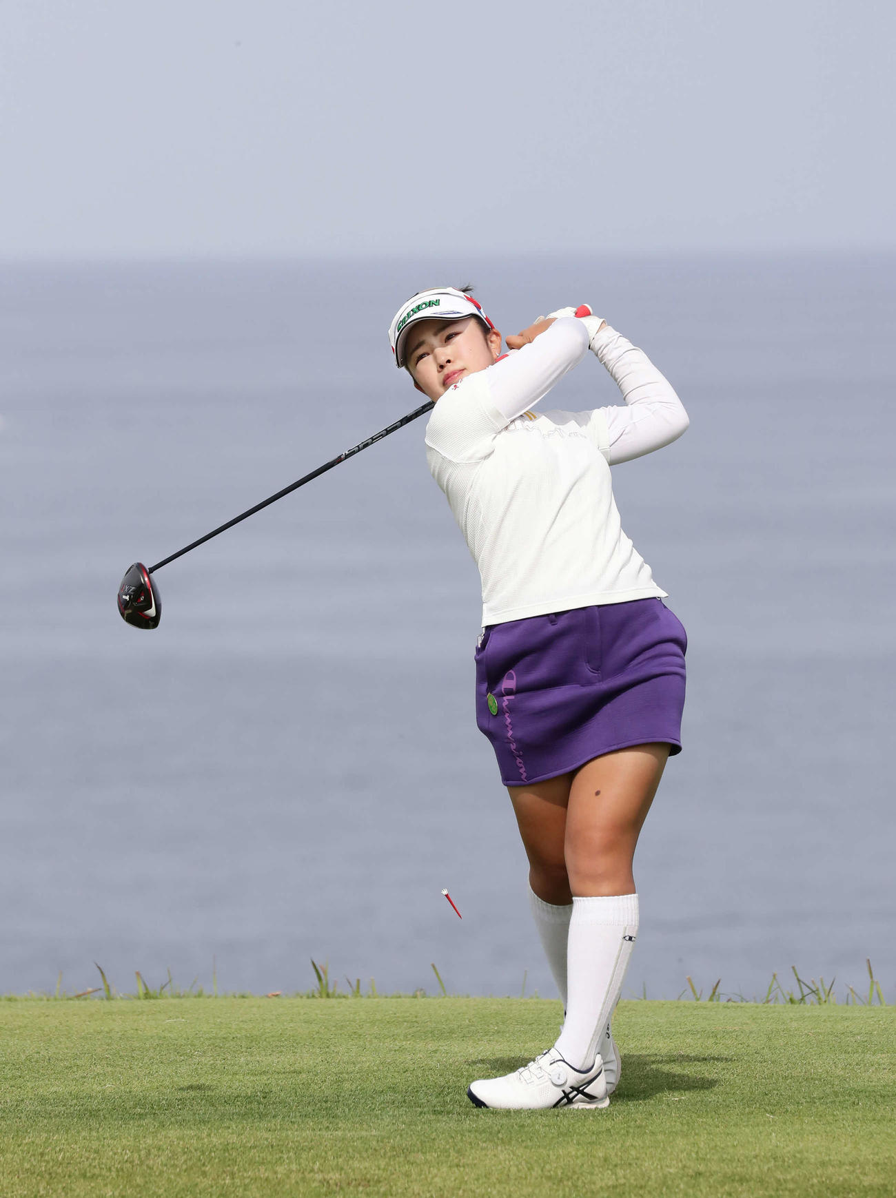 14番、大海原を背にティーショットを放つ山下美夢有（撮影・丹羽敏通）