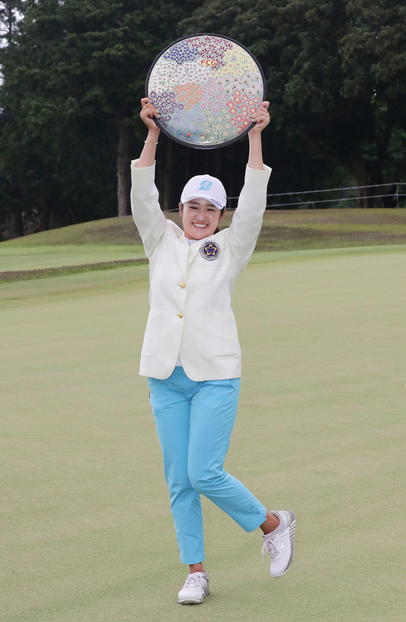 逆転で今年4勝目を挙げ、優勝杯を掲げる稲見萌寧（撮影・丹羽敏通）