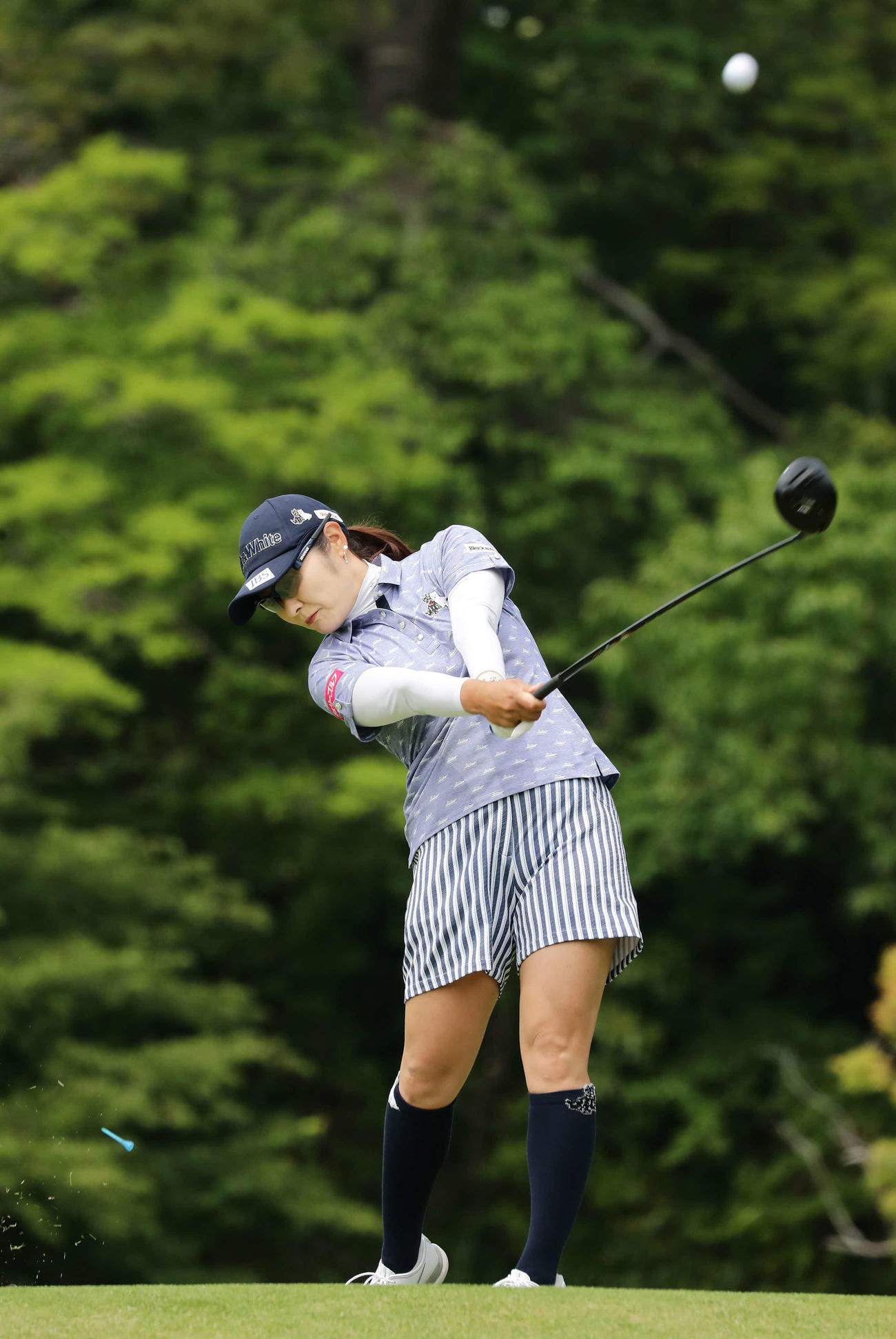 5番、ティーショットを放つ藤田（撮影・丹羽敏通）