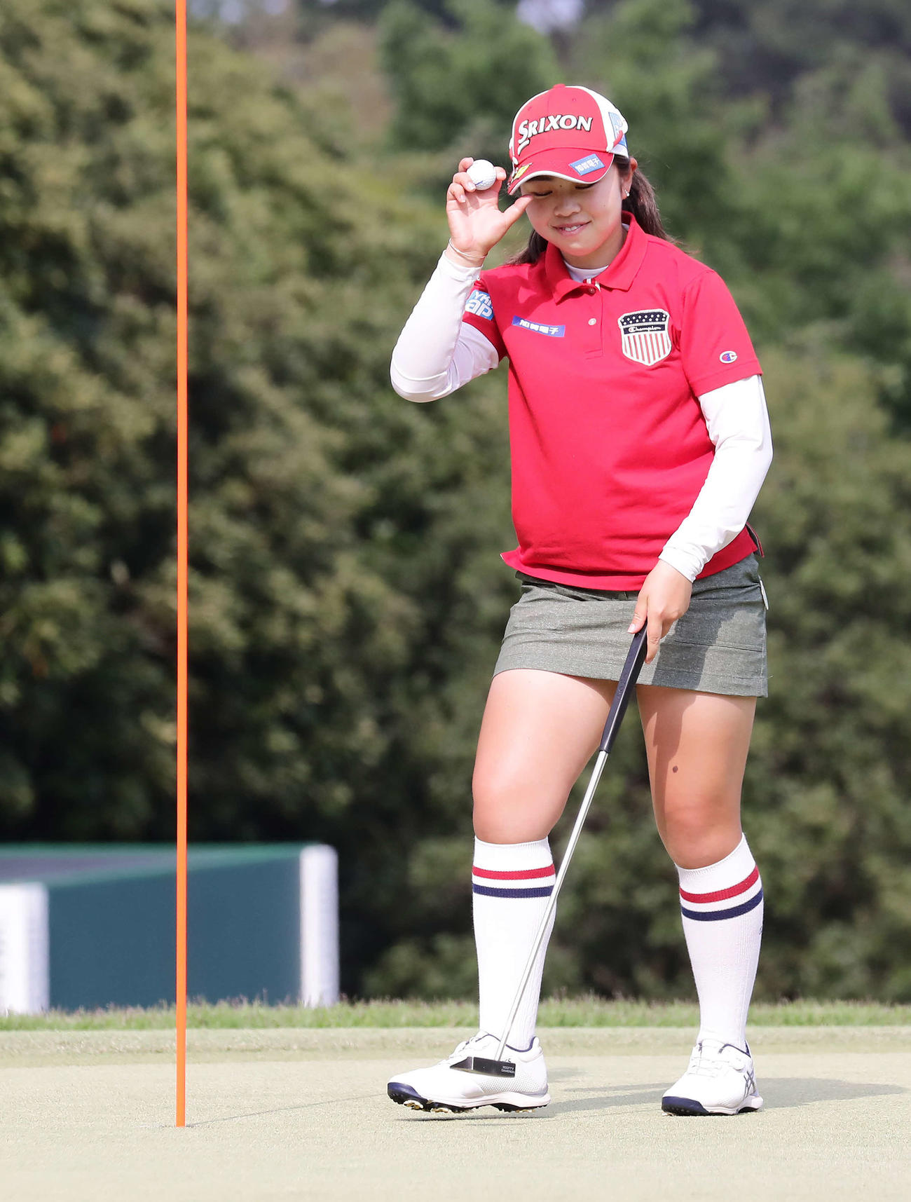 18番、バーディーパットを決めて単独2位でホールアウトした山下美夢有（撮影・丹羽敏通）