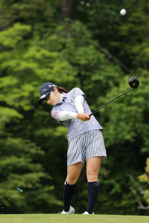 5番、ティーショットを放つ藤田（撮影・丹羽敏通）
