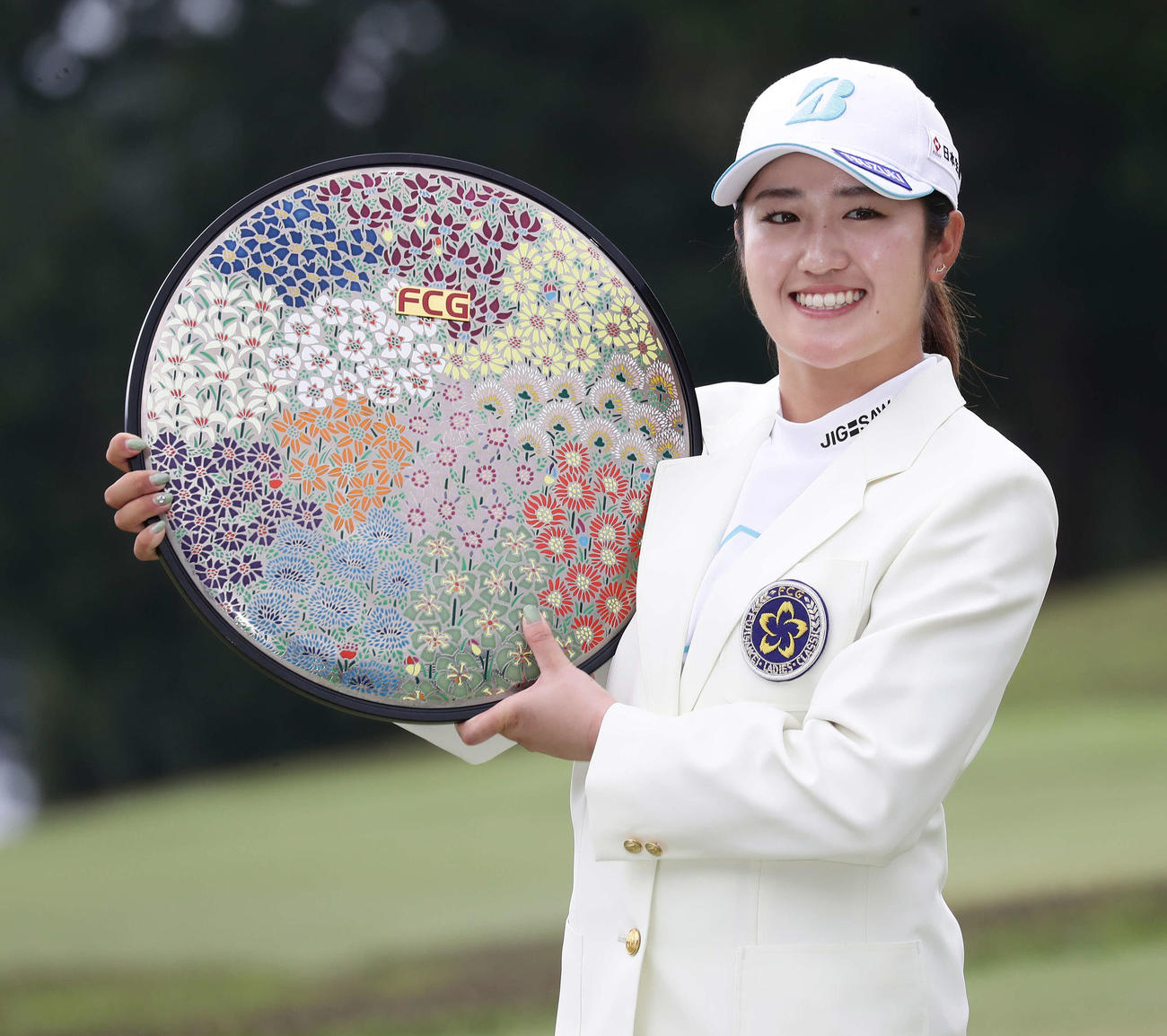 逆転で今年4勝目を挙げ、優勝杯を掲げる稲見萌寧（撮影・丹羽敏通）