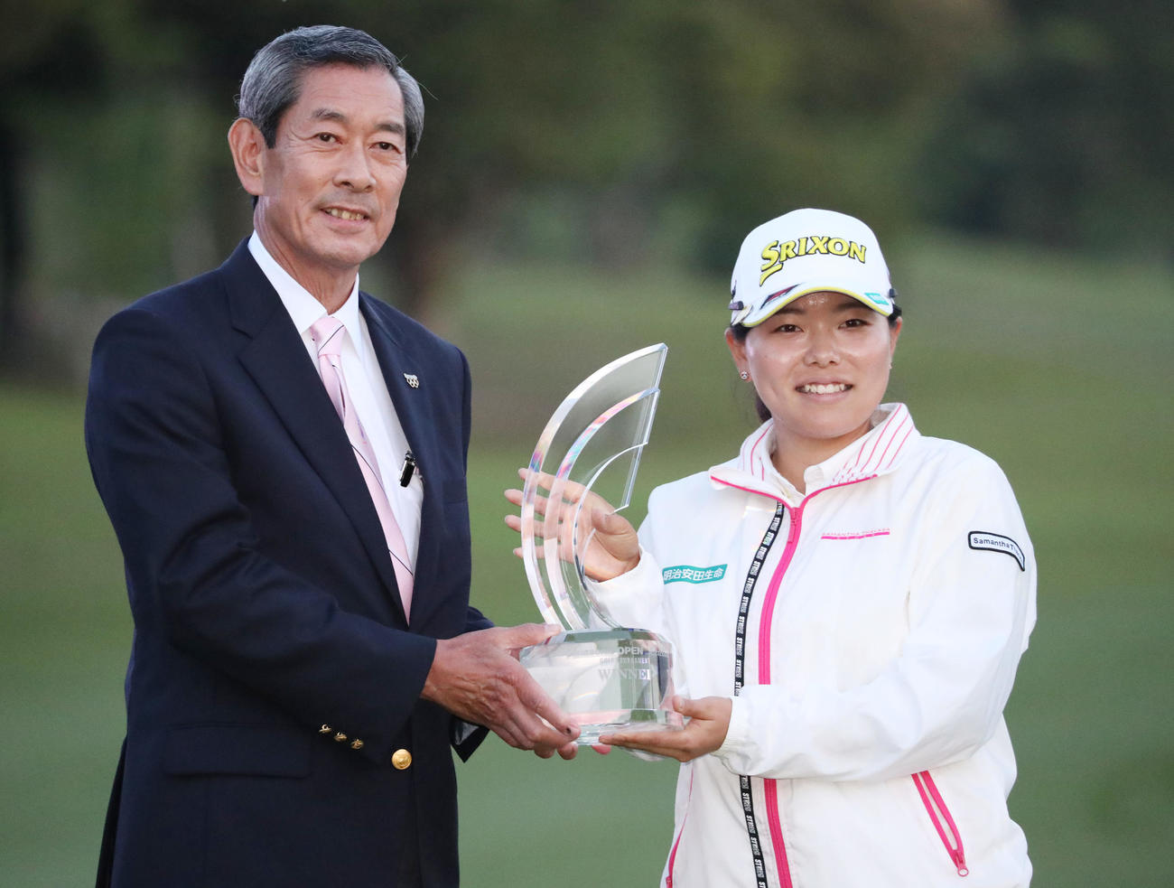 前回大会で優勝しトロフィーを受け取る勝みなみ（19年5月撮影）