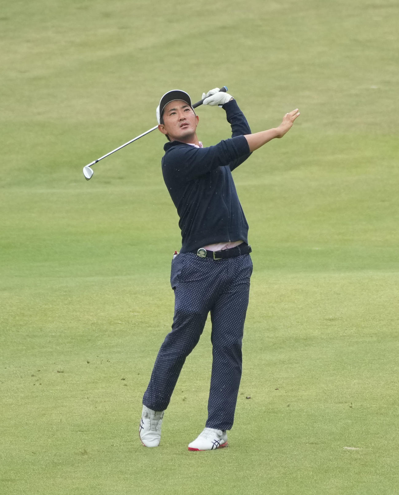 第61回中日クラウンズ「プロアマ」9番、ショットを放つ金谷拓実（撮影・森本幸一）