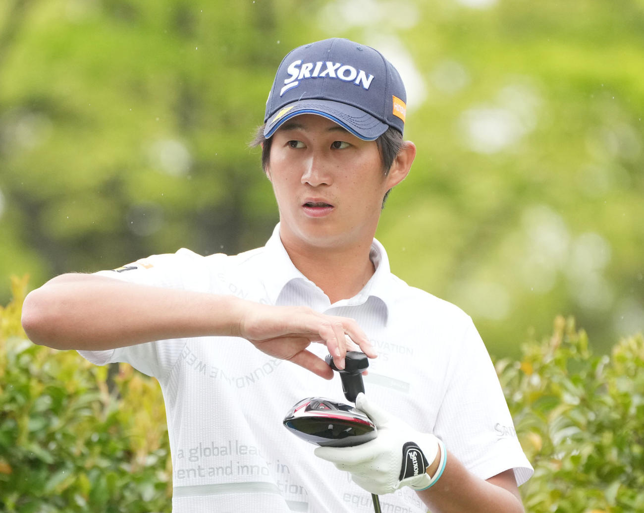 第61回中日クラウンズ「プロアマ」10番、クラブを調整する星野陸也（撮影・森本幸一）