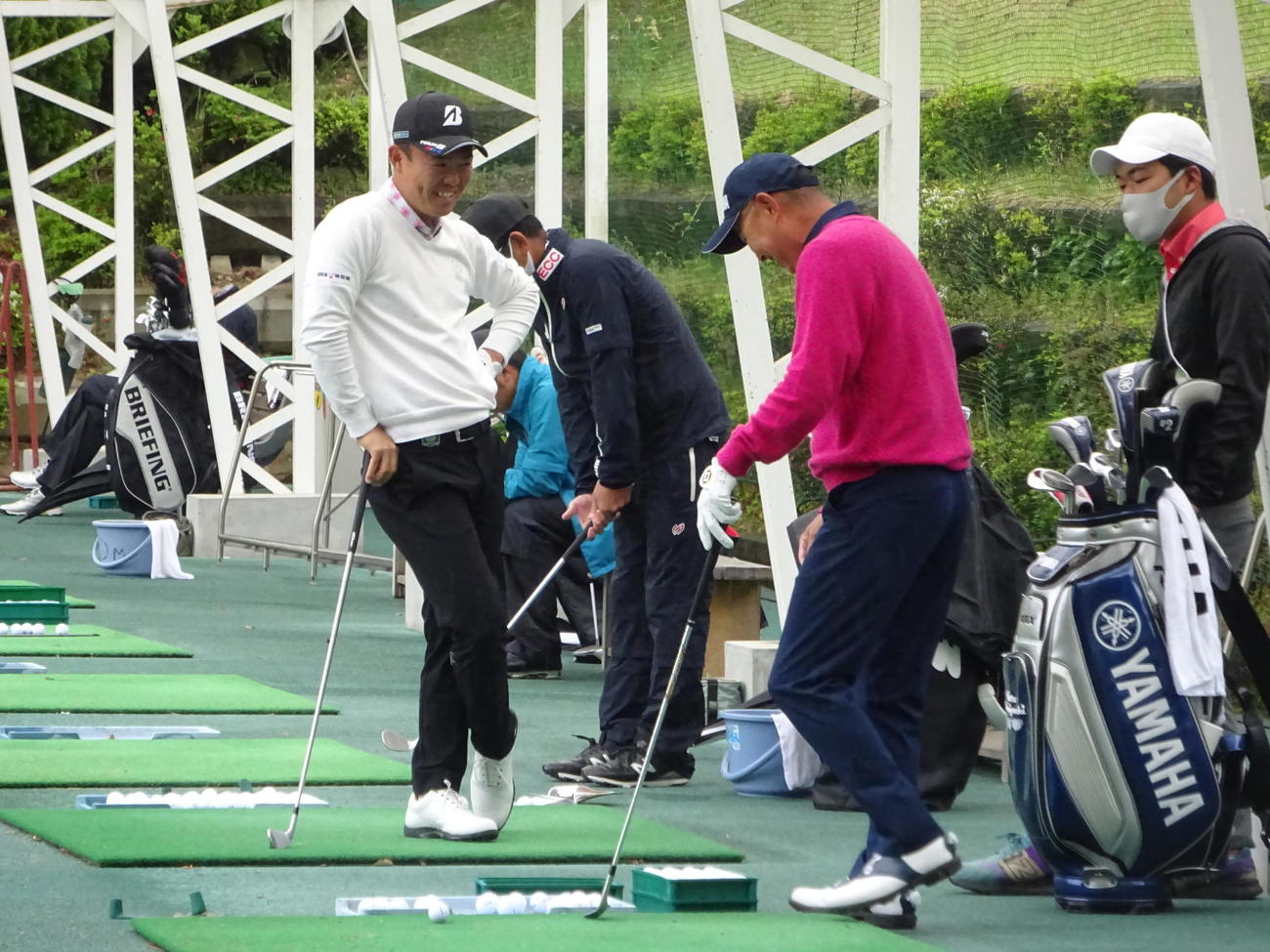 第1日中止決定後、打撃練習場で談笑する谷口徹（右から2人目）と木下稜介（左端）（撮影・加藤裕一）