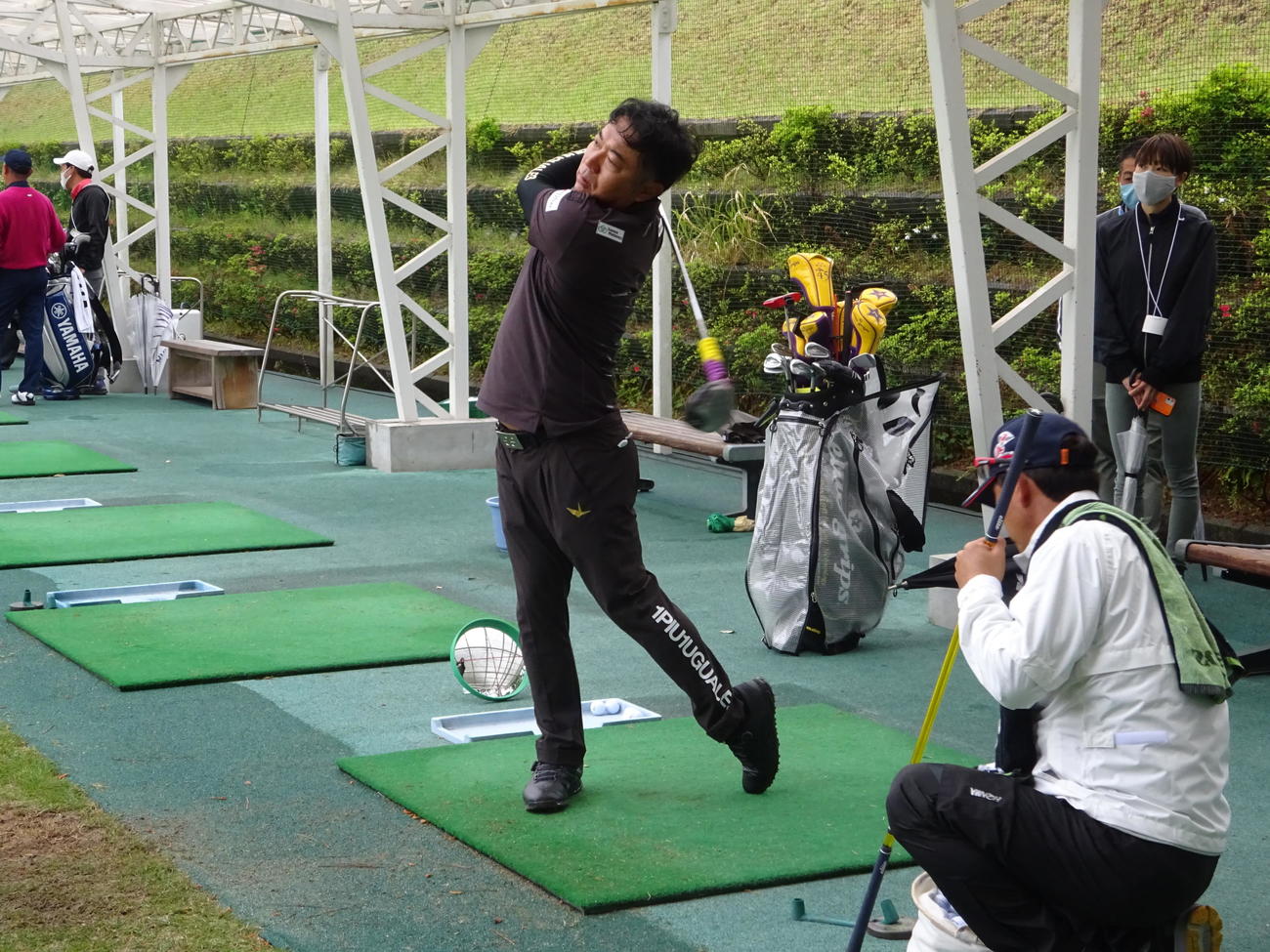 第1日中止決定後、打撃練習場で調整する片山晋呉（撮影・加藤裕一）