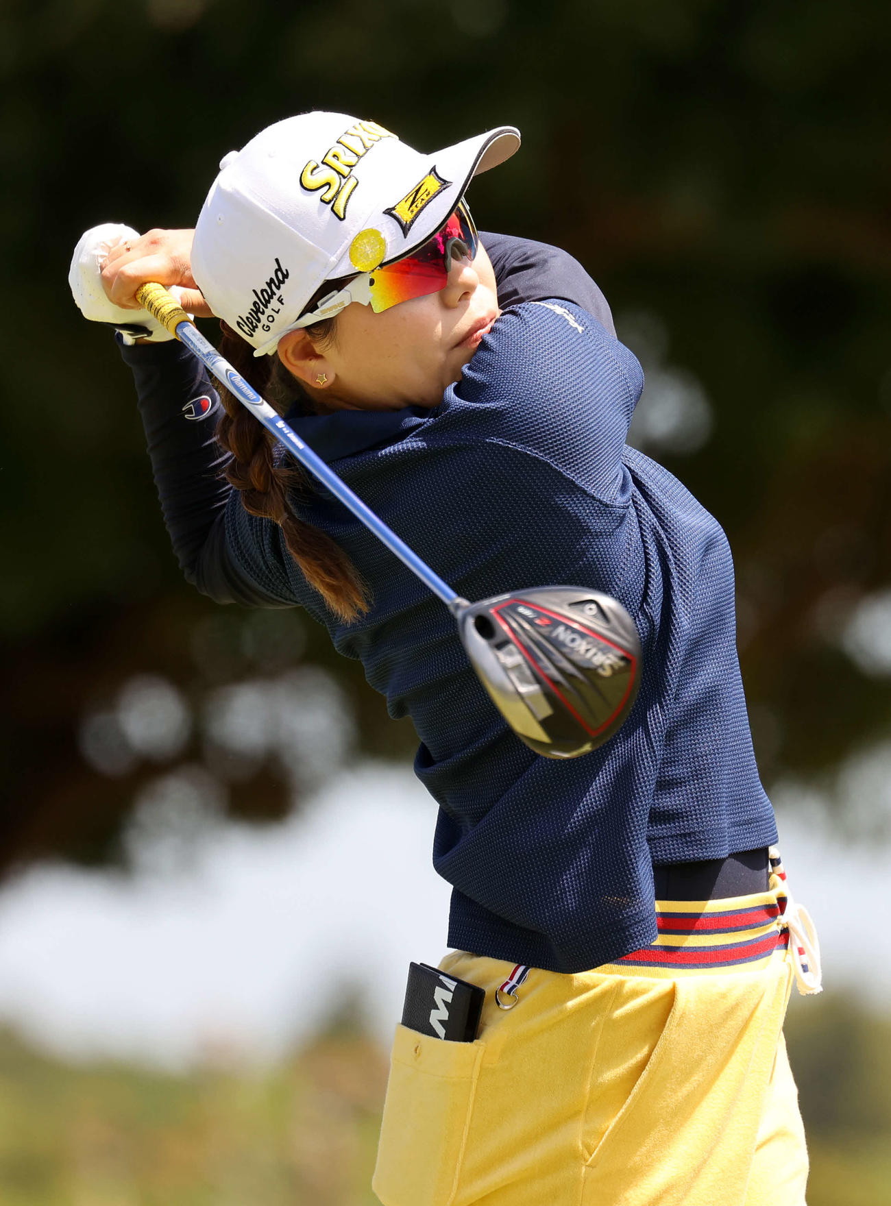 1番、ティーショットを放つ勝（撮影・鈴木正人）