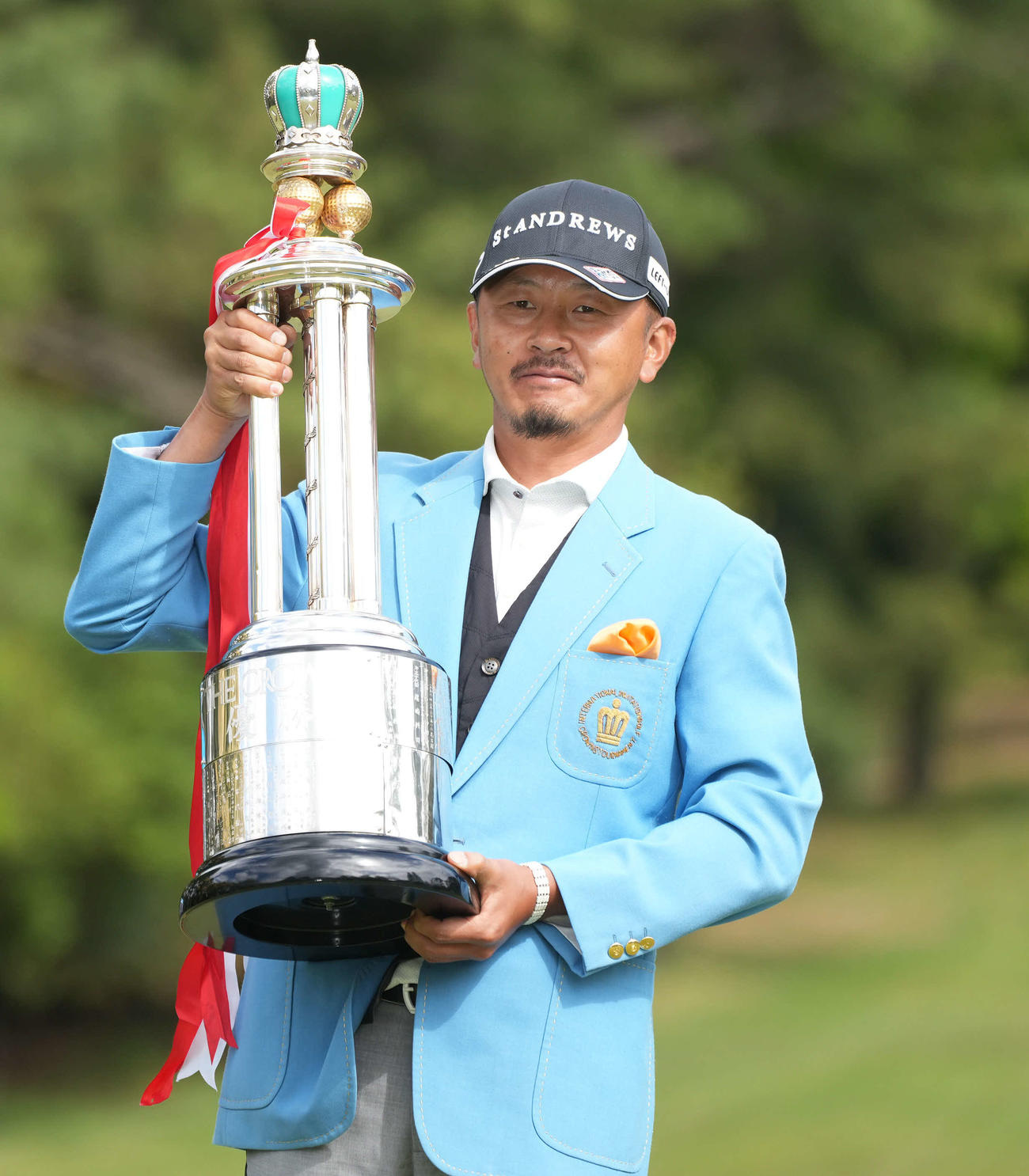 回中日クラウンズ「最終日」通算12アンダーで優勝しトロフィーを手にする岩田（撮影・森本幸一）