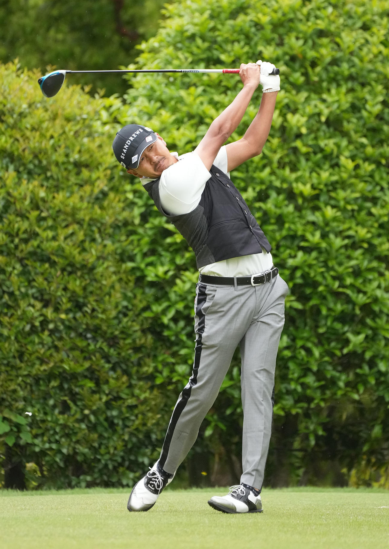 6番、ティーショットを放つ岩田（撮影・森本幸一）