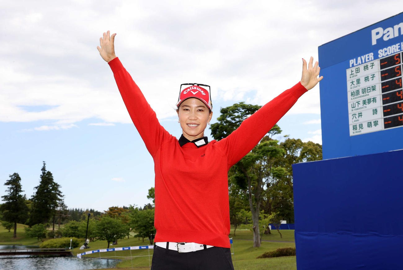 優勝し喜ぶする上田（撮影・鈴木正人）