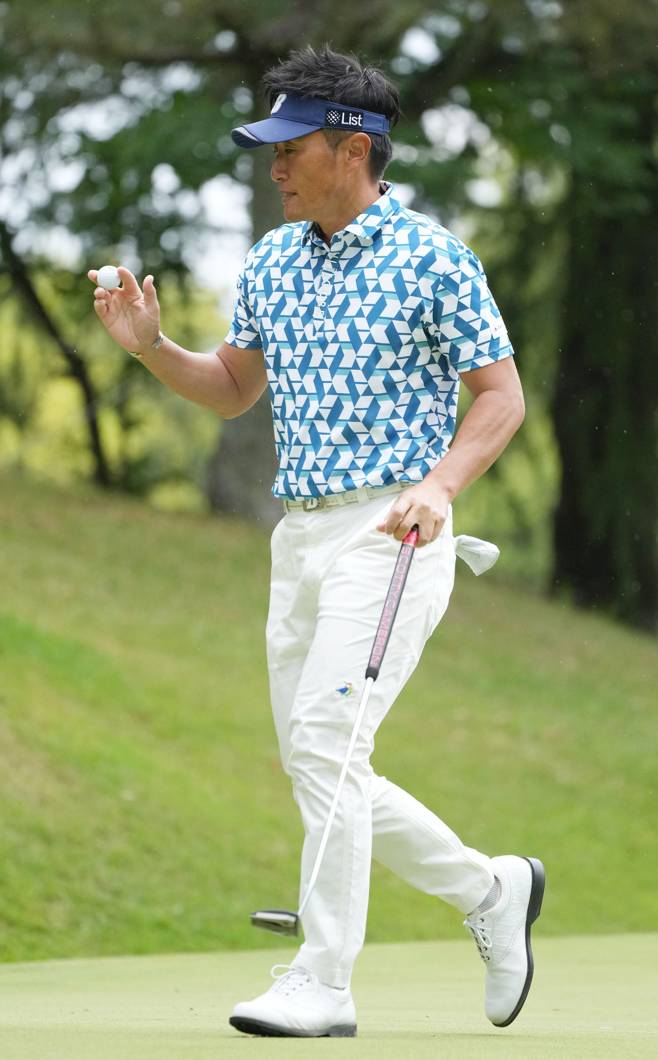 2番、バーディー奪取の宮本（撮影・森本幸一）