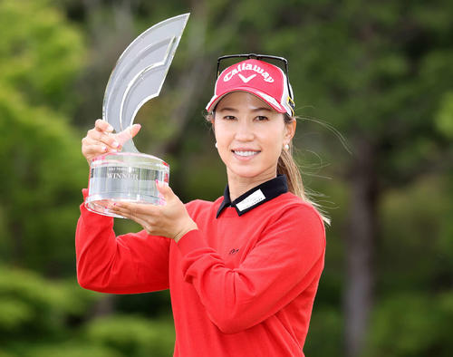 笑顔で優勝トロフィーを手にする上田（撮影・鈴木正人）