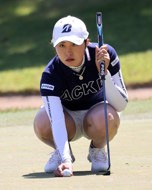 15番、球を置く大里（撮影・鈴木正人）