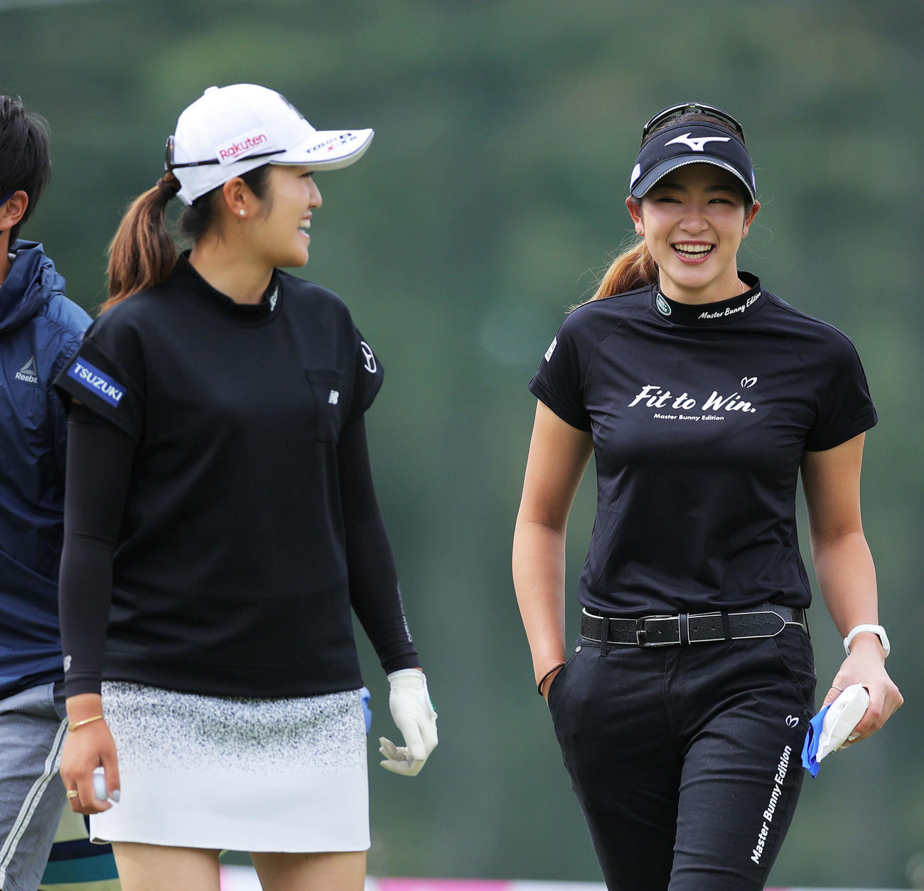 稲見（左）と笑顔で会話する原（撮影・河田真司）