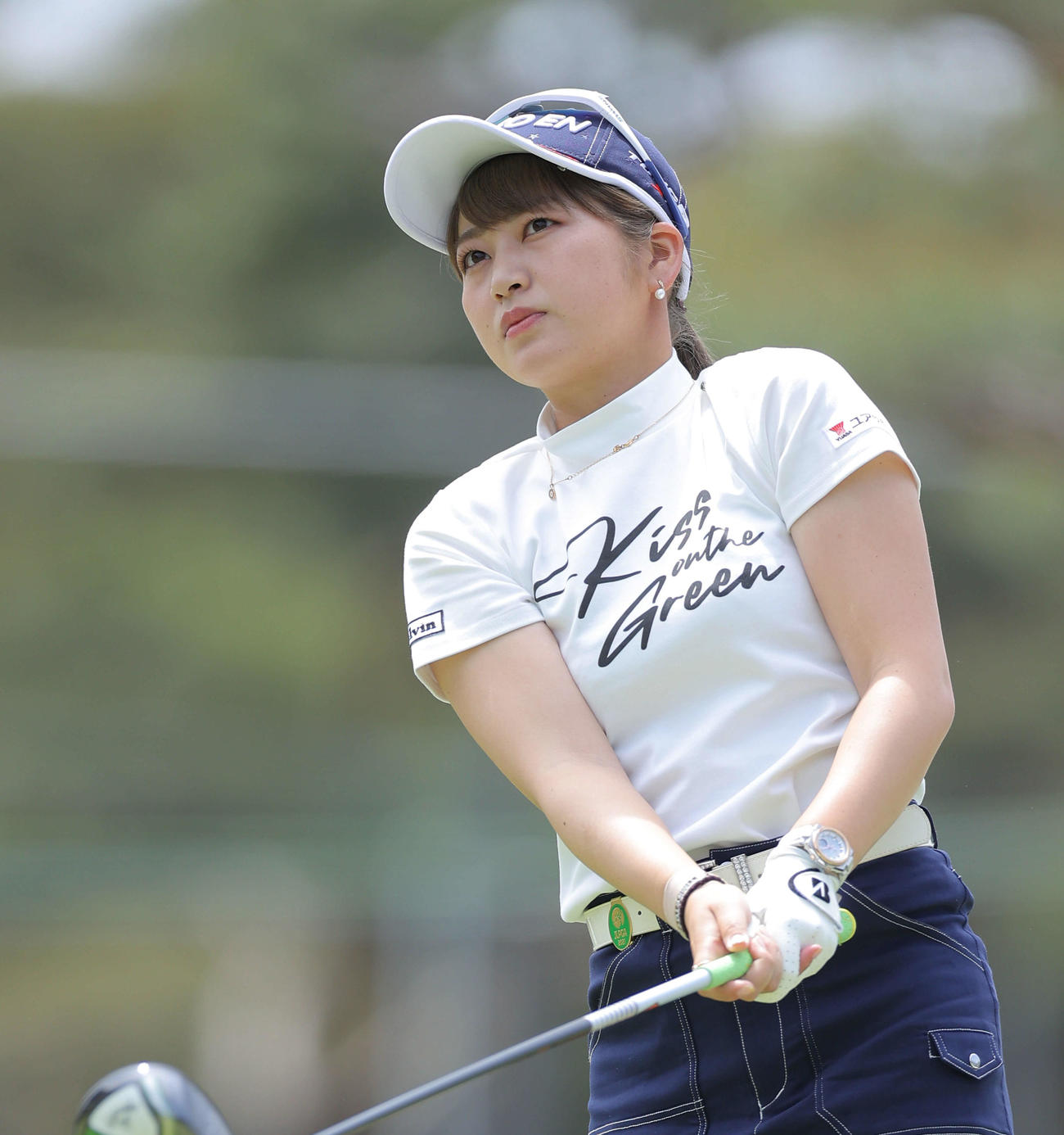10番、ティーショットを放ち、打球の行方を見つめる田辺（撮影・河田真司）