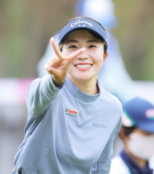 10番、ティーショットを終え、ピースサインで移動する井上（撮影・河田真司）