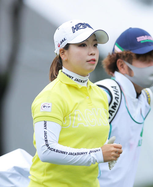 1番、ティーショットを終え移動する後藤（撮影・河田真司）