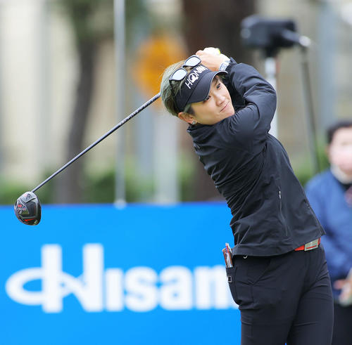 1番、ティーショットを放つ成田（撮影・河田真司）
