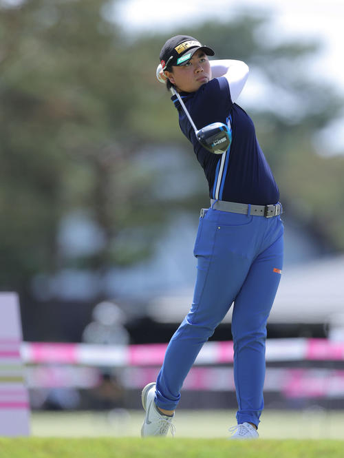 10番、ティーショットを放つ笹生（撮影・河田真司）