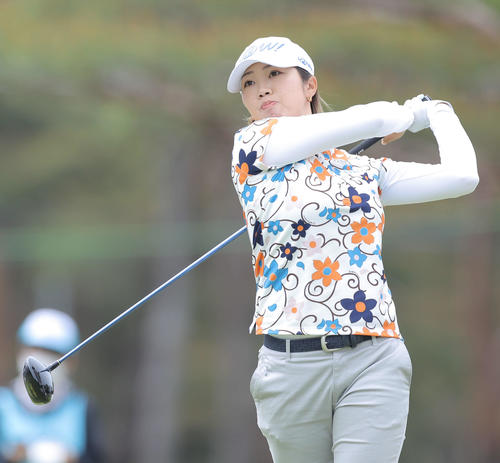 10番、ティーショットを放つ葭葉（撮影・河田真司）