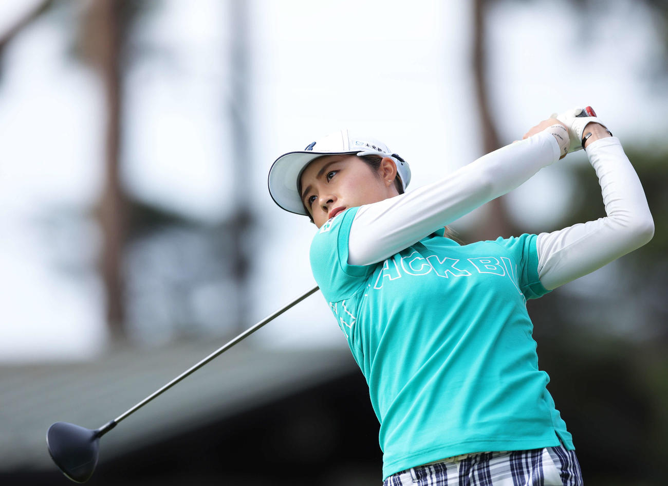 1番、ティーショットを放つ大里（撮影・河田真司）