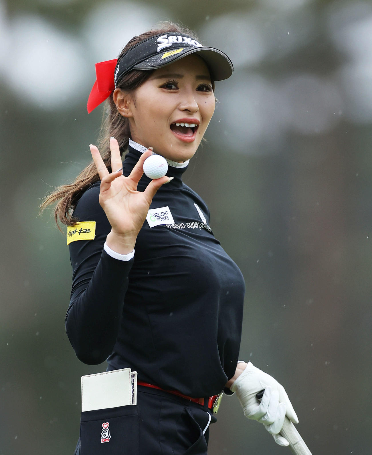 9番、8アンダーでホールアウトし笑顔を見せる臼井（撮影・河田真司）