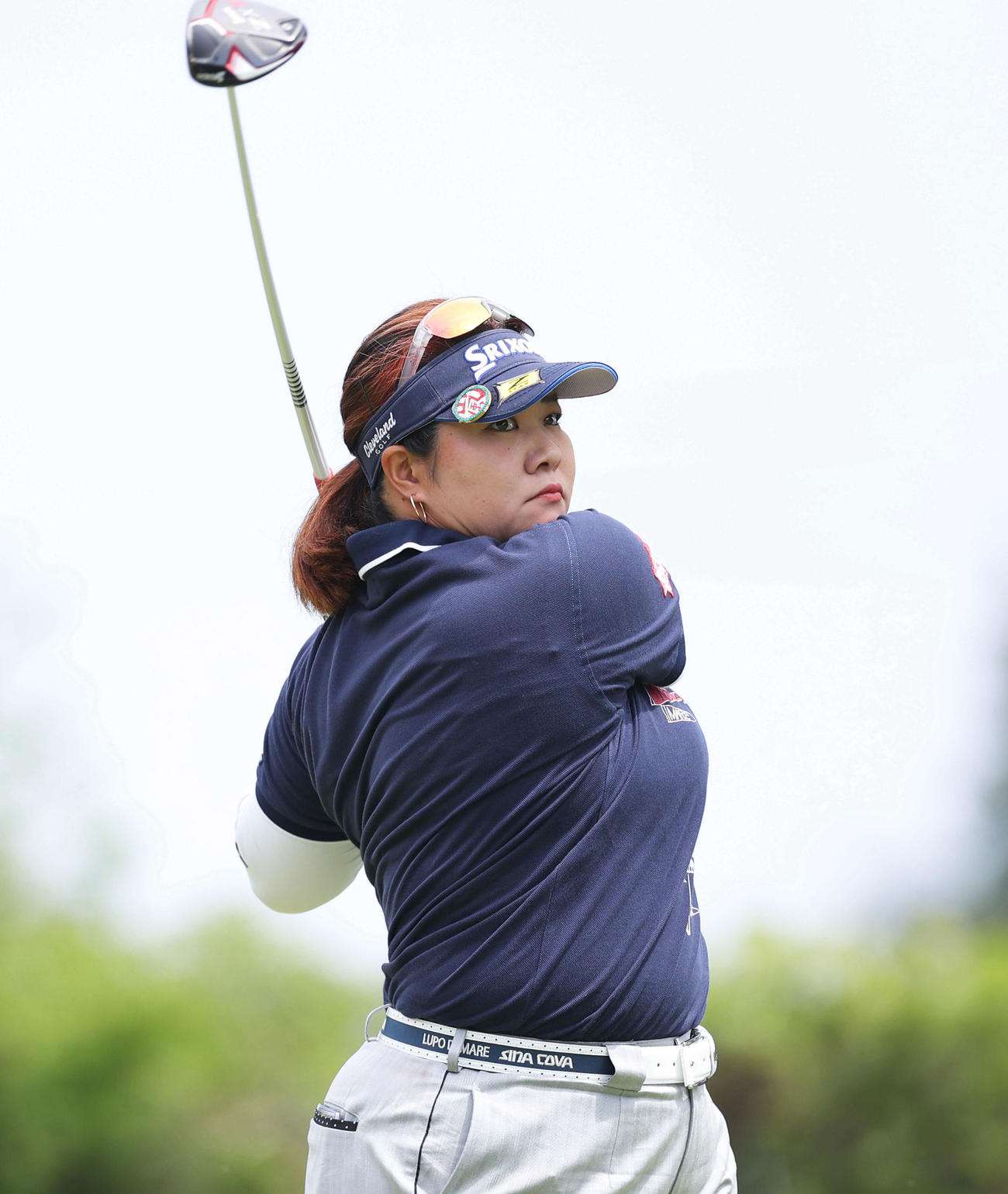 4番、ティーショットを放つ酒井美紀（撮影・河田真司）
