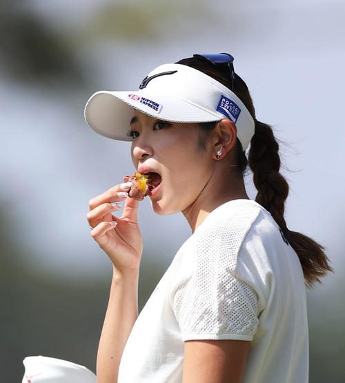 2番、焼き芋を食べる原英莉花（撮影・河田真司）