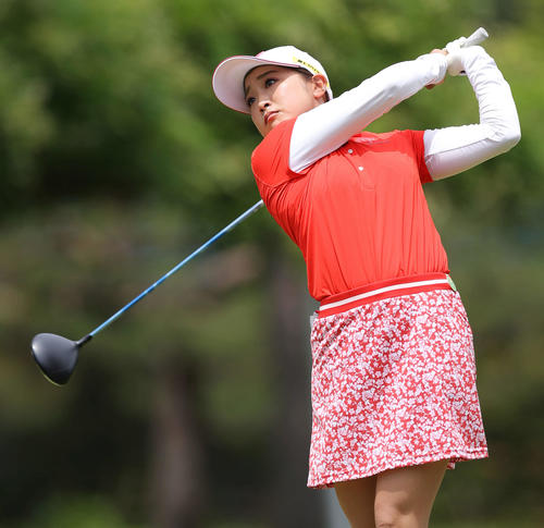 4番、ティーショットを放つ高木（撮影・河田真司）