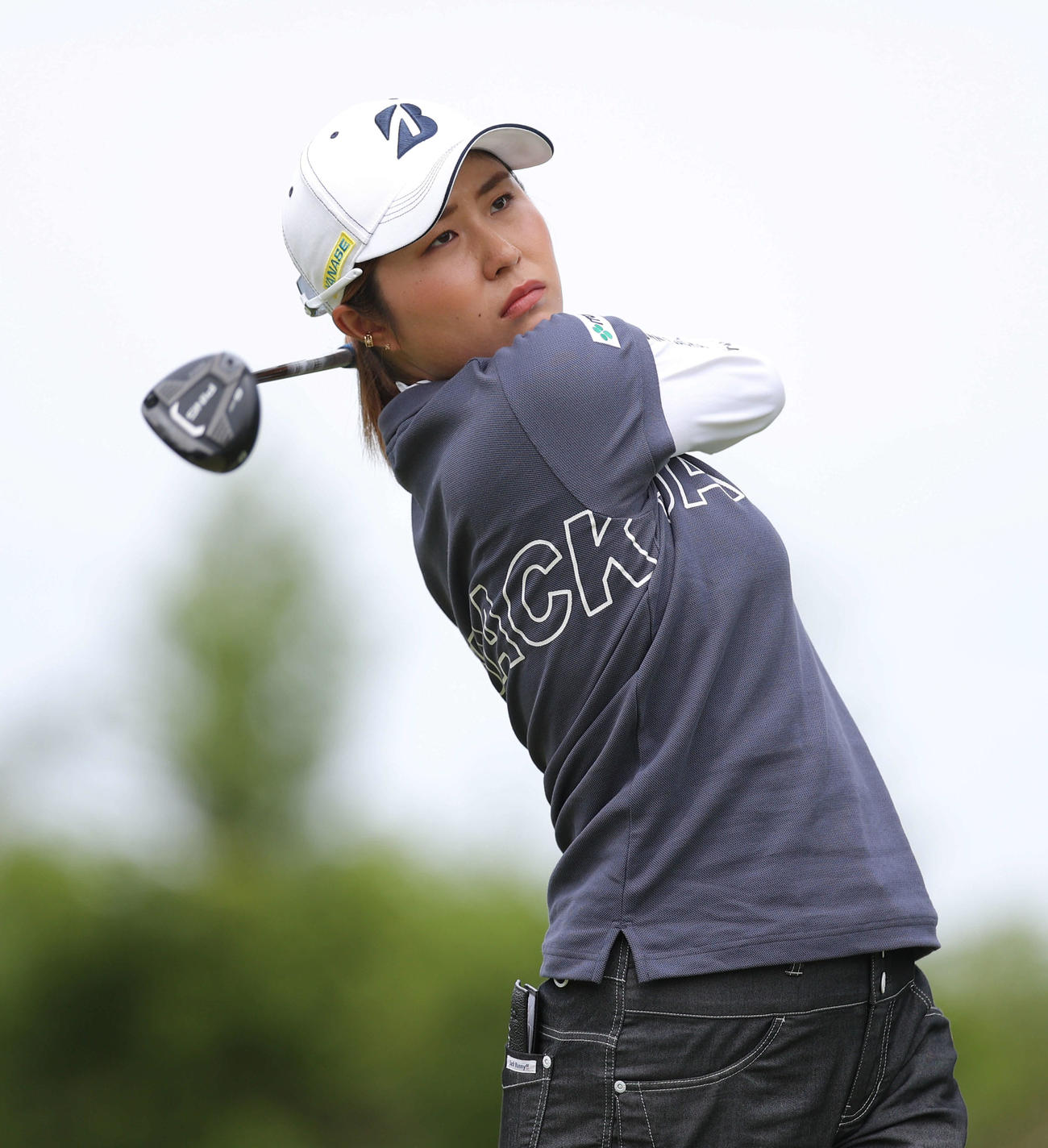 4番、ティーショットを放つ大里（撮影・河田真司）