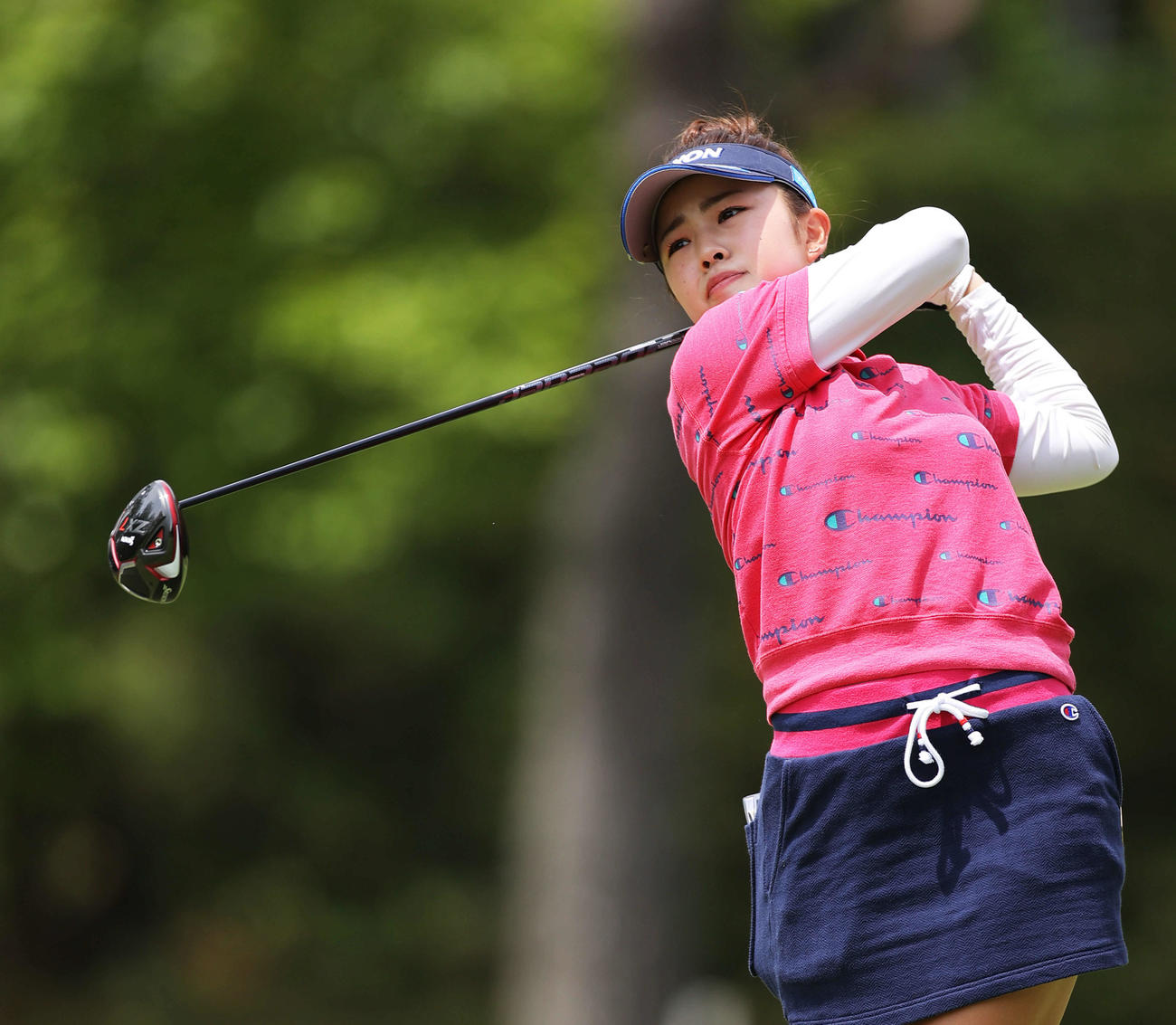4番、ティーショットを放つ山下（撮影・河田真司）