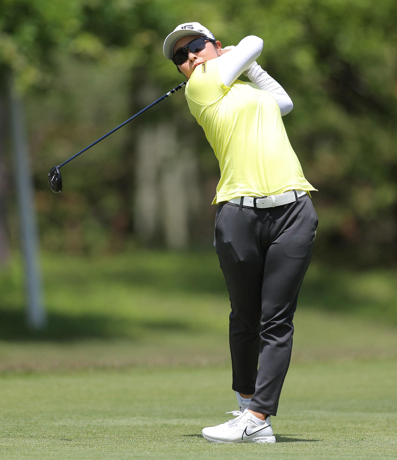 4番、ティーショットを放つ比嘉（撮影・河田真司）