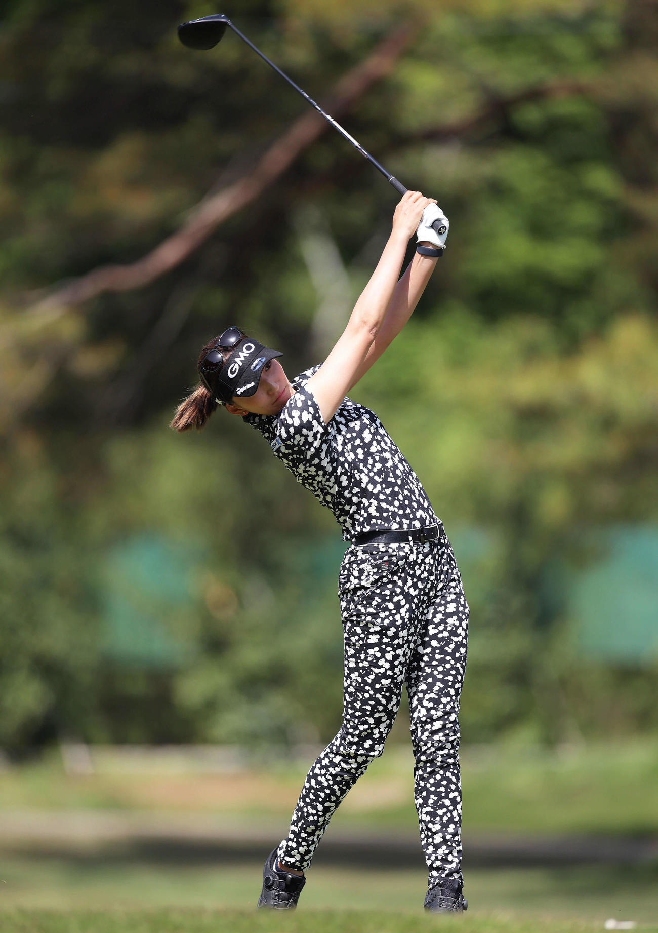 2番、ティーショットを放つ脇元（撮影・河田真司）