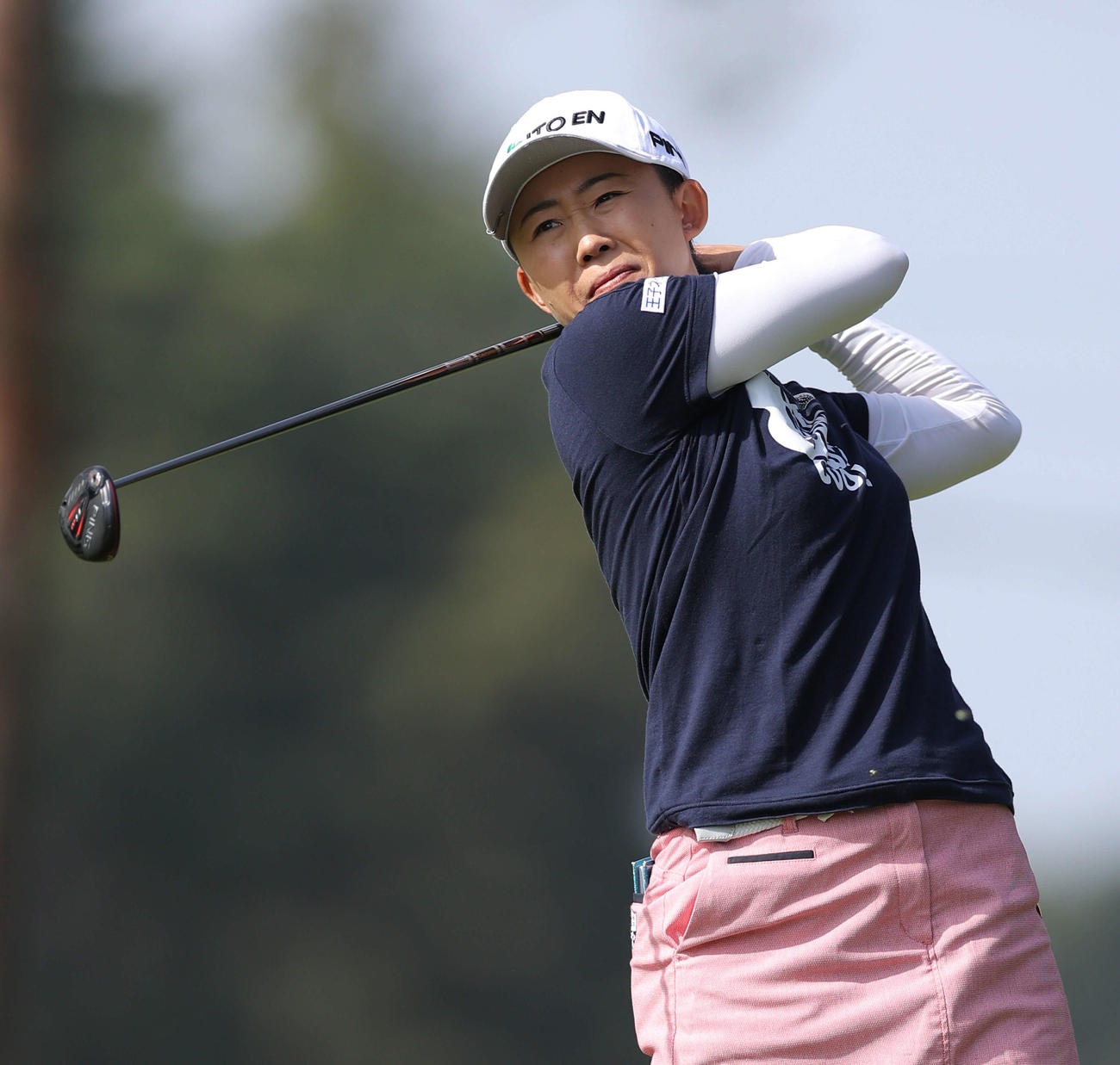 2番、ティーショットを放つ前田（撮影・河田真司）