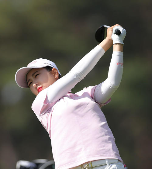 2番、ティーショットを放つリ・ハナ（撮影・河田真司）