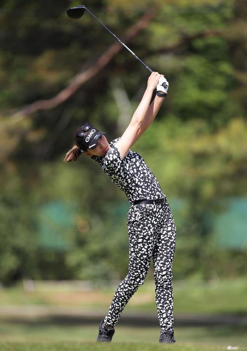 2番、ティーショットを放つ脇元（撮影・河田真司）