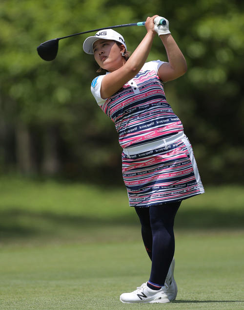 4番、ティーショットを放つ鈴木（撮影・河田真司）
