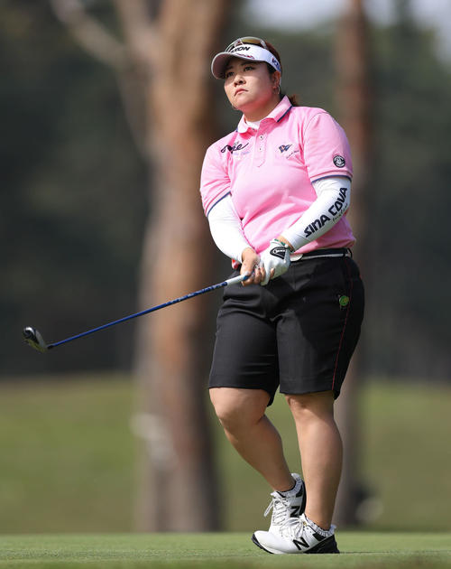 2番、ティーショットを放つ酒井美紀（撮影・河田真司）