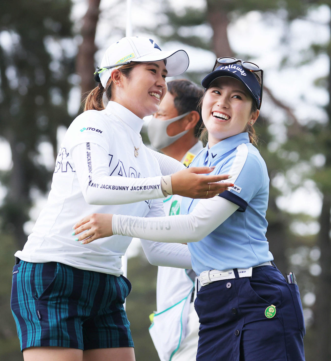 優勝を果たし、同組の大里（左）と健闘をたたえ合う西村（撮影・河田真司）